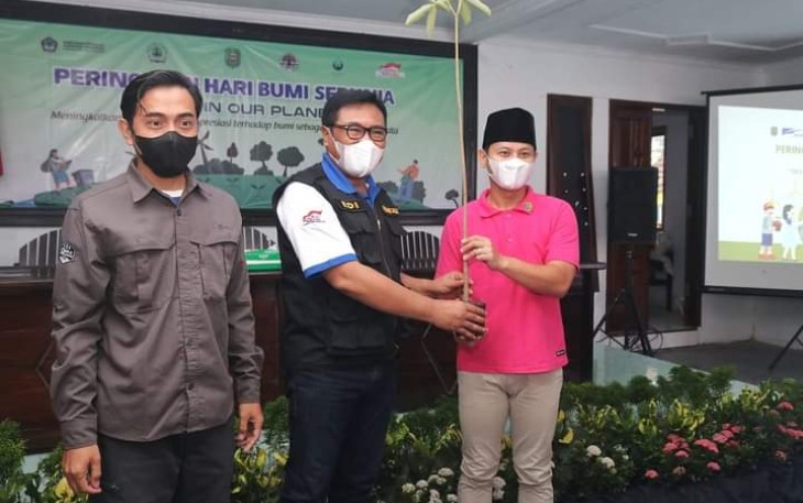 Bupati Trenggalek, Mochamad Nur Arifin, saat menerima donasi bibit pohon dari Wakil Wali Kota Malang