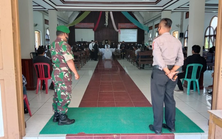 Sinergitas TNI-Polri, Babinsa Sepaku Bersama Bhabinkamtibmas Amankan Ibadah Kenaikan Isa Almasih
