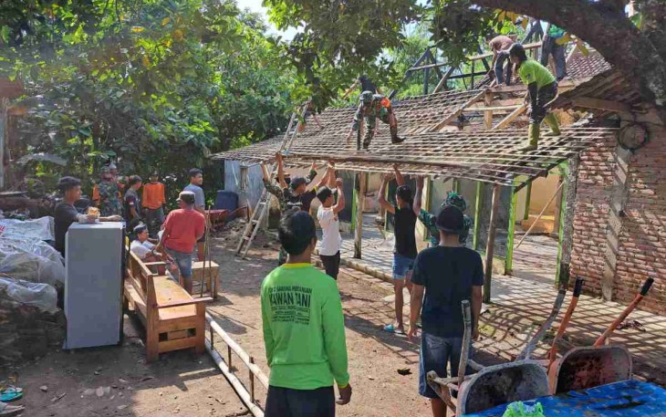 Koramil 0805/09 Kendal Karya Bakti Bersihkan Puing Pasca Kebakaran