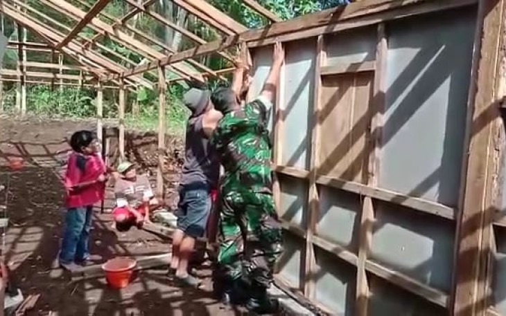 Manunggal Bersama Rakyat, Babinsa Donorojo Bantu Warga Bangun Rumah.