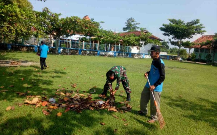 Serka Totok Bersinergi Kerja Bakti Bersihkan Lingkungan Sekolah Bersama Para Guru