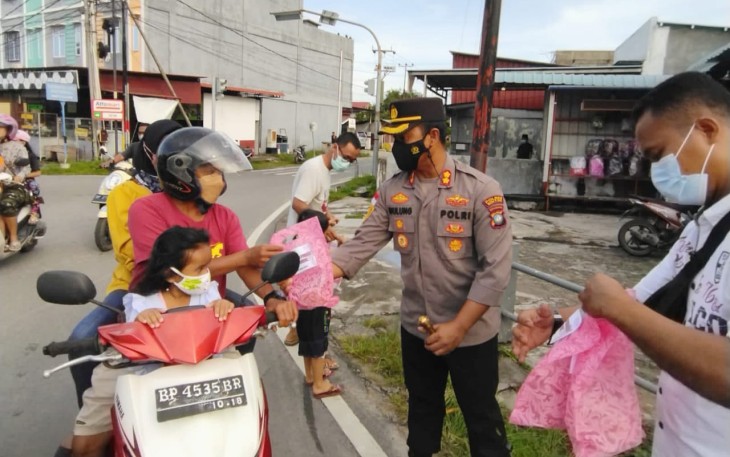 Polres Bintan saat Berbagi Takjil kepada Masyarakat