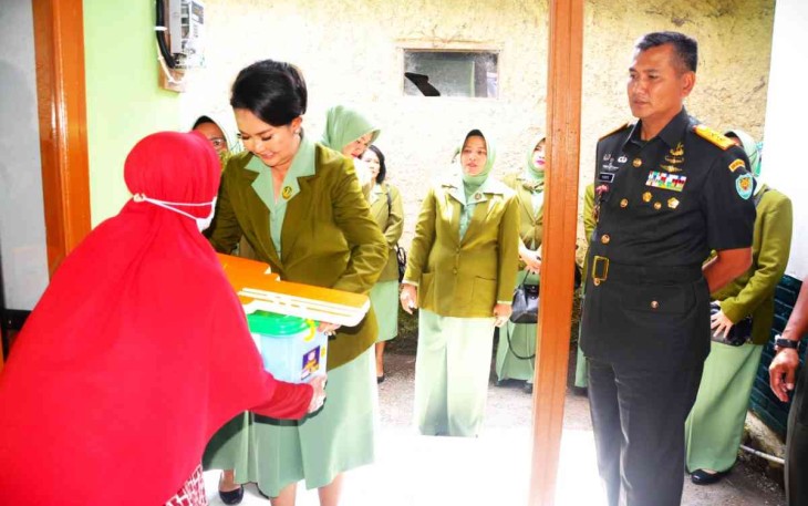 Tuti 60 Tahun Warga Cikole, Dapat Rumah Baru Dari Ketua Persit KCK Daerah III/Siliwangi