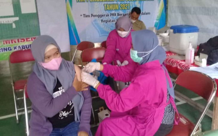Salah seorang warga yang sedang menjalani vaksinasi