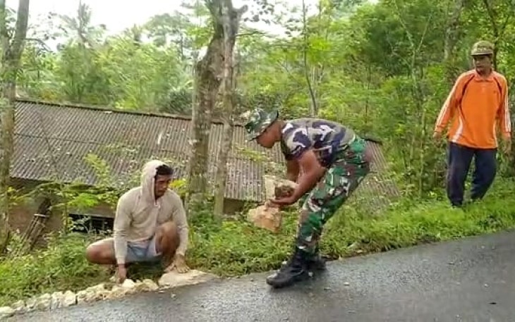 Babinsa Tulakan Bersama Warga Perbaiki Jalan