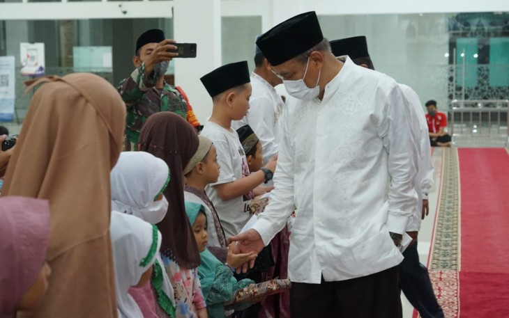 Wali Kota Tebing Tinggi Ir. H. Umar Zunaidi Hasibuan, saat santunan kepada anak yatim