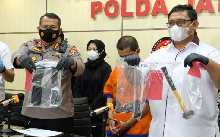 Konferensi Pers Polda Jatim, Senin (18/04/2022).
