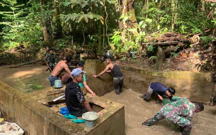 Bantu Warga Bersihkan Bendungan Air