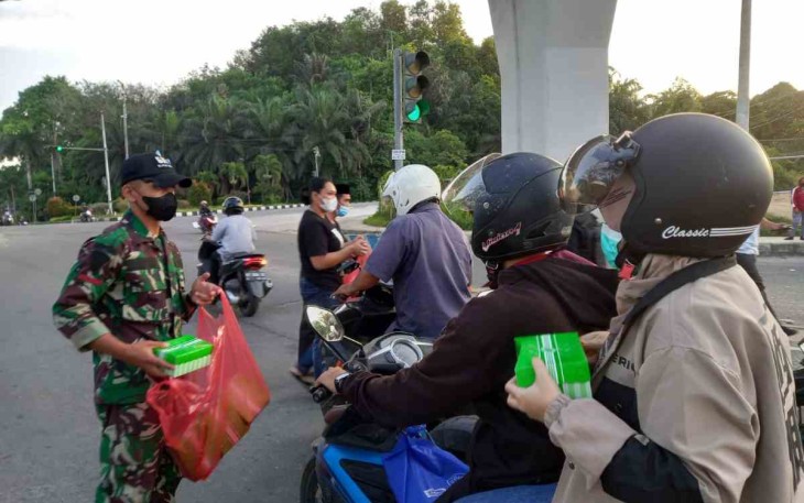 Berbagi Takjil Kepada Warga Melintas
