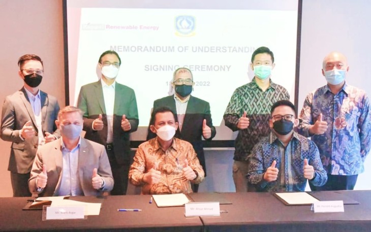 Gubernur Kepri, H. Ansar Ahmad, saat melakukan kerja sama dengan dua perusahaan pengembang PLTS berskala dunia