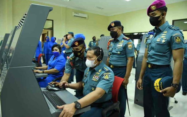 Kasal ketika mencoba simulator STC di Kolat Koarmada II Surabaya
