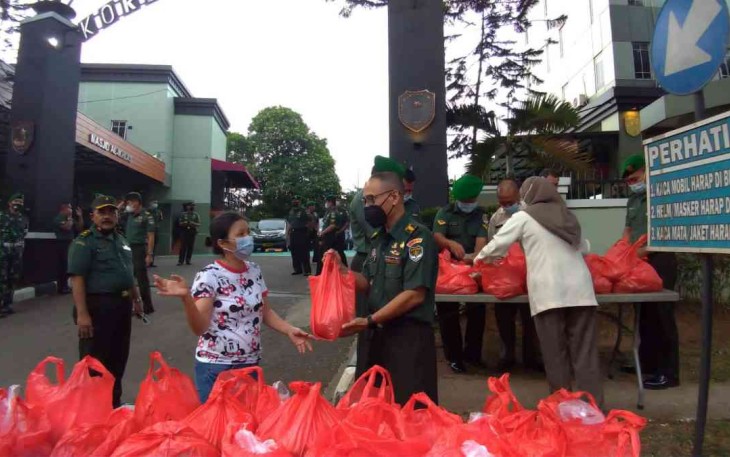 Berbagi Takjil di Bulan Suci Ramadhan