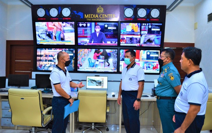 Wakasal tinjau studio radio  JJM TNI AL