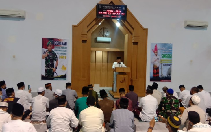 Pangdam Hasanuddin saat memberikan ceramah safari subuh di masjid Nurul Hikmah, Kamis (21/4/22) 