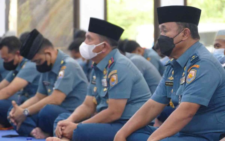 Panglima Koarmada III (masker putih) Hadiri Peringatan Nuzulul Qur’an di Masjid Al Barkah, Rabu (20/4/22)