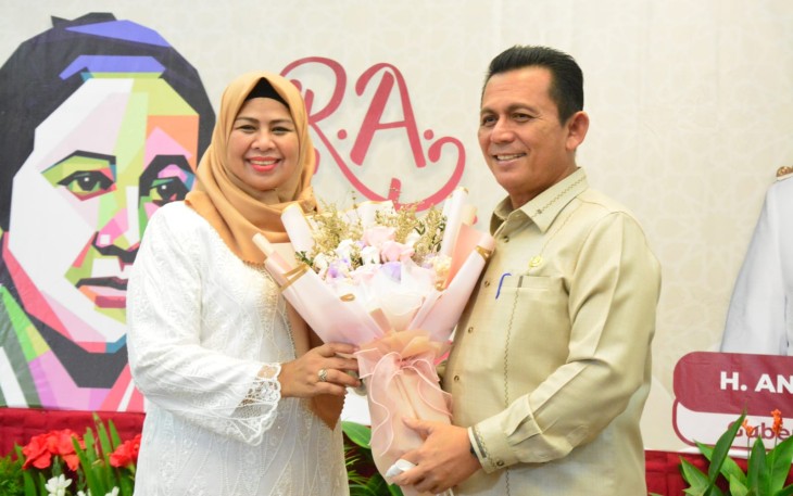 Gubernur Kepri  H. Ansara Ahmad bersama istri Hj. Dewi Kumalasari Ansar