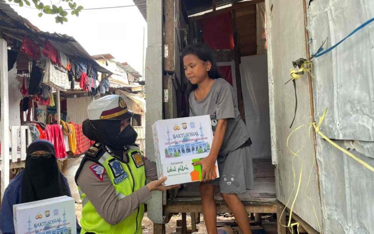 Personel Satlantas Polrestabes Makassar bagikan sembako, Rabu (20/4/22)