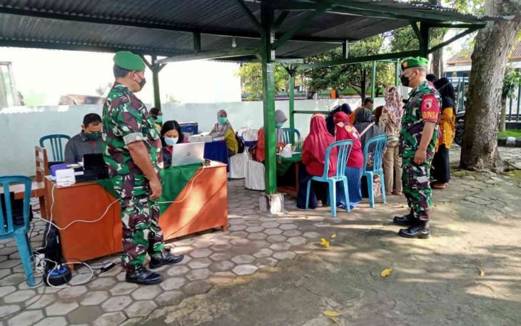 Babinsa Koramil 05/Karangjati mendampingi kegiatan vaksinasi. Kamis (21/4)
