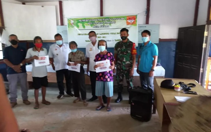 Babinsa Koramil 12/Parindu bersama masyarakat penerima BLT-DD. Kamis (21/4) 
