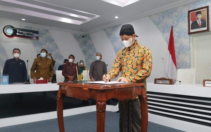 Bupati Trenggalek, Mochamad Nur Arifin, saat menandatangani MoU Nota Kesepahaman, di Samrt Center, Kamis (21/4/2022).