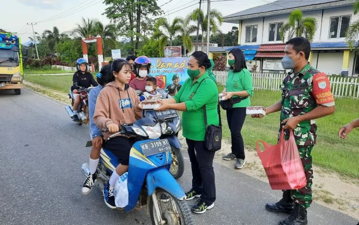 Sinergitas TNI-Polri Bagikan takjil kepada pengendara jalan. Rabu (20/4/22)