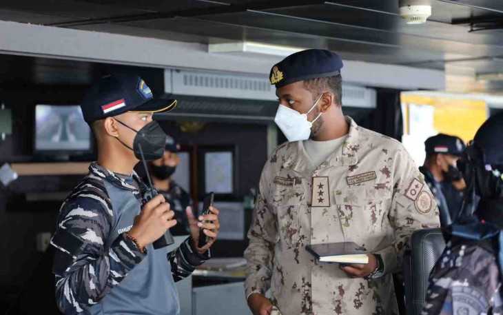 Komandan KRI Banda Aceh-593 menjelaskan performa kapalnya ke delegasi AL UEA.Kamis (21/4/22)