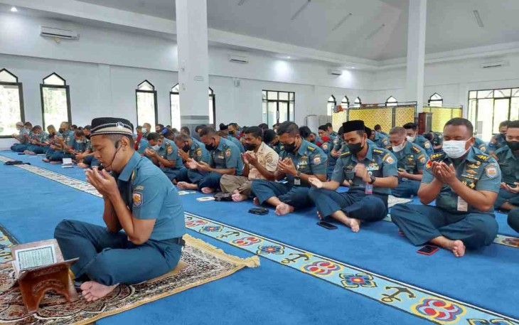 Doa bersama Prajurit Koarmada III kenang tenggelamnya KRI Nanggala di Masjid Baiturrahman. Kamis (21/4/22)