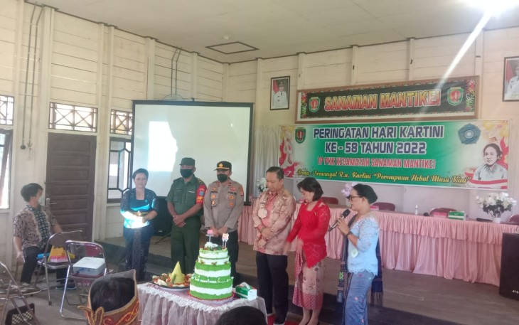 Pelda Hartoni hadiri peringatan Hari Kartini di aula kecamatan Sanaman Mantikei. Kamis (21/4/22)
