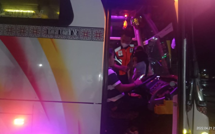 Petugas Dishub Kota Makassar cek kelaikan angkutan bus mudik lebaran di terminal Daya. Kamis (21/4/22)