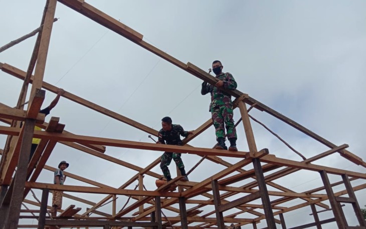 Satgas Yonif 144/JY bantu bangun rumah warga di perbatasan.Kamis (21/4/22)