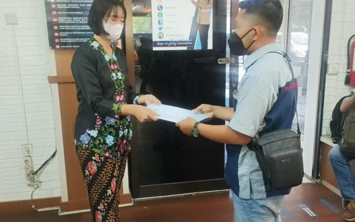 Kenakan baju adat dalam pelayanan, polwan Polda Jatim peringati hari Kartini. Kamis (21/4/22)