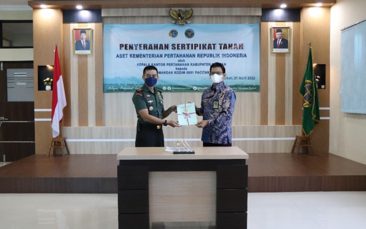 Dandim terima sertifikat aset lahan dari BPN Kabupaten Pacitan. Kamis (21/4/22) 