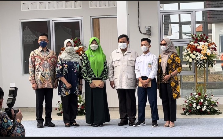 Menhan Prabowo menyerahkan beasiswa untuk keluarga putra putri pahlawan KRI Nanggala 