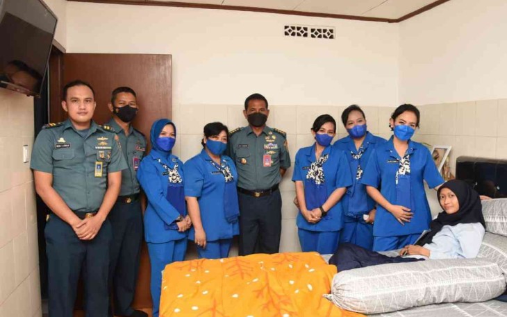 Aspotmar Kolinlamil (tengah) kunjungi anggotanya yang sakit kronis. Kamis (21/4/22)