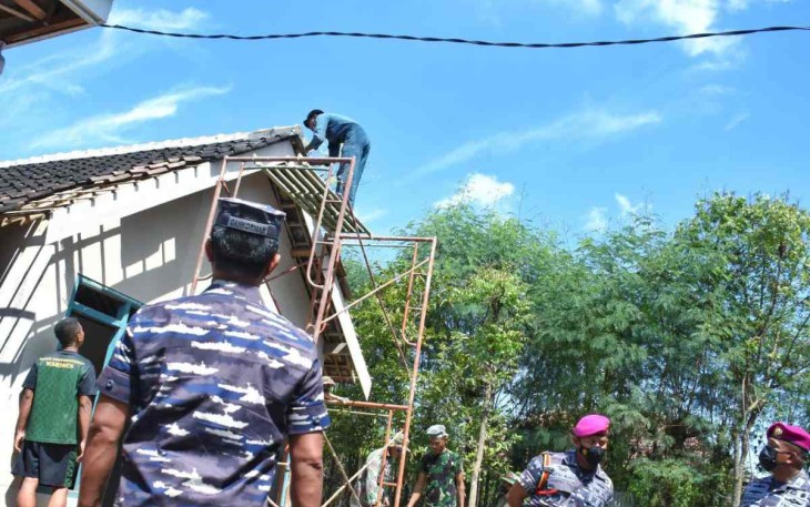 TNI AL perbaiki rumah warga yang terdampak ledakan MO 60 