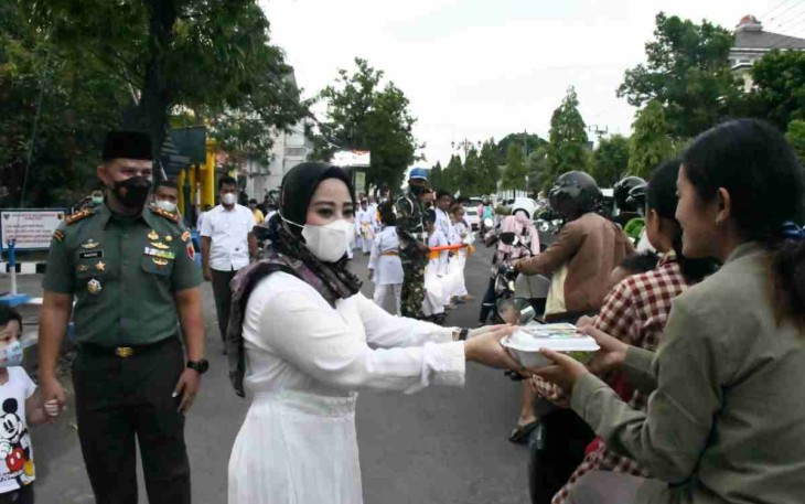 Ketua Persit Ponorogo turun langsung bagikan takjil, Kamis (21/4/22)