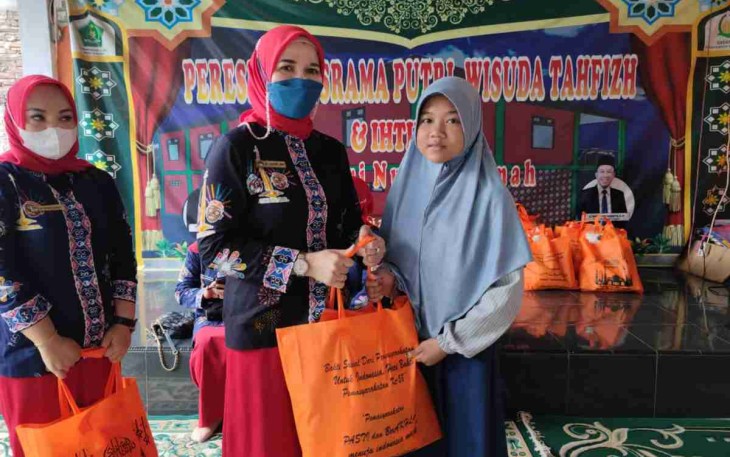 Ketua DWP Lapas Cilegon berikan bantuan paket sembako, Jum'at (22/4/2022)