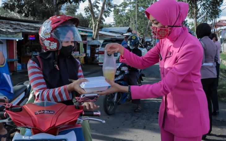 Bhayangkari cabang Bitung bersama Polwan Polres Bitung, saat berbagi takjil, Jumat (22/4/2022) sore.