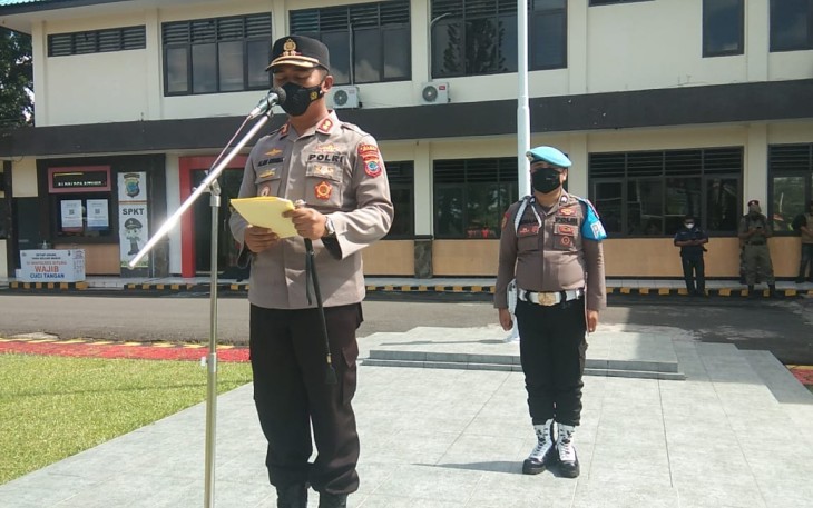 Kapolres Bitung, saat membacakan amanat Kapolri, pada apel gelar pasukan operasi ketupat samrat 2022, Jumat (22/4/2022)