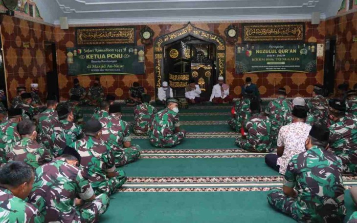 Kodim Trenggalek peringati Nuzulul Qur'an di Masjid And Nuur, Jum'at (22/4/2022)