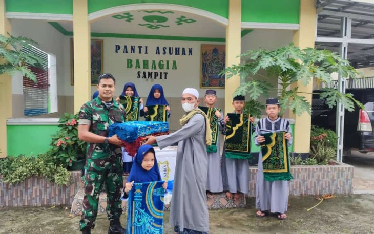 Ramadan berkah dan wujud kepedulian Dandim 1015/Sampit serahkan Sajadah ke Panti Asuhan. Jum'at (22/4/2022)