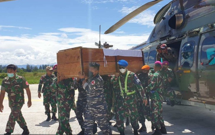 Evakuasi jenazah almarhum Pratu Mar Dwi Miftahul Achyar