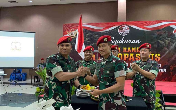 Letkol Inf Nur Wahyudi berikan tumpeng ke wakil ketua IKKPB Kapten Inf Jakson Beay di gedung UPI Center kota Serang. Sabtu (23/4/2022)