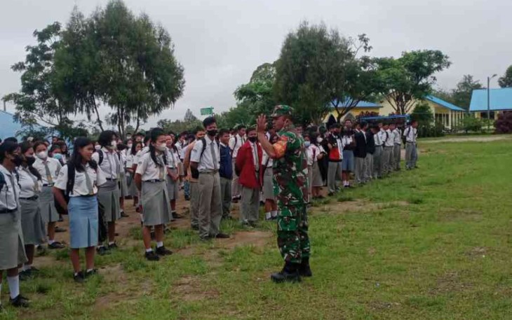 Babinsa latih PBB siswa SMK SW Risaduma. Sabtu (23/4/2022)