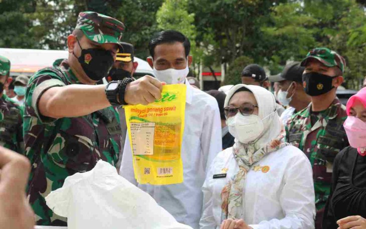 Danrem 052/Wkr meninjau produk pasar murah  yang dijual. Minggu (24/4/2022)