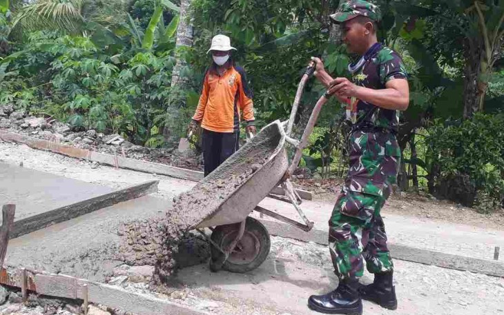 Tuntaskan pengecoran jalan bersama warga. Minggu (24/4/2022)