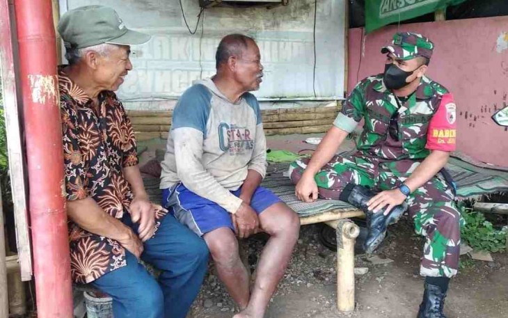 Sambangi warga di pos kamling, jalin komsos dan eratkan silaturahmi. Minggu (24/4/2022)