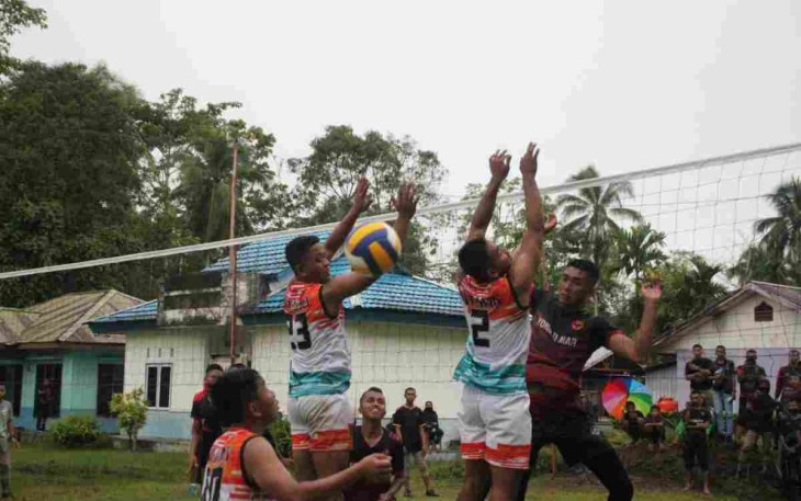 Smash keras tim voli Yonif 11 gagal di blok lawan. Sabtu (23/4/2022)
