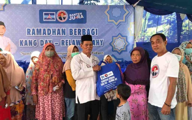 Ketua relawan AHY Rahayu Indonesia berikan bantuan paket sembako warga di kawasan pariwisata Anyer Minggu (24/4/2022)