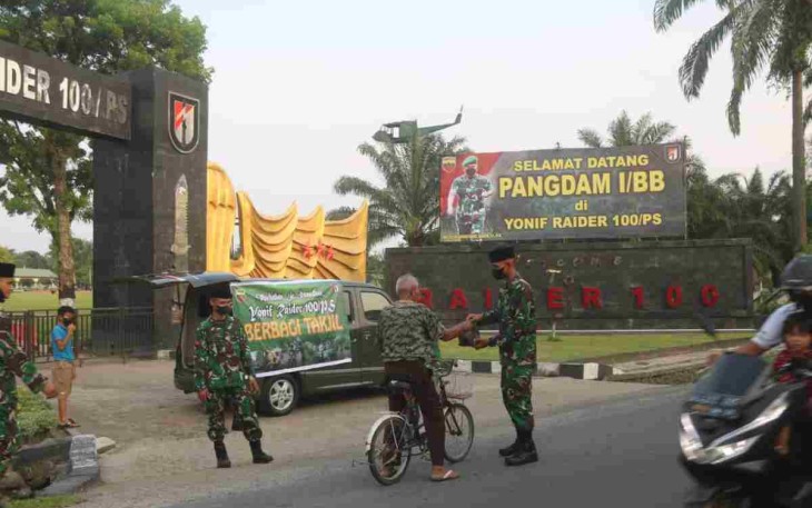 Prajurit Yonif 100/PS bagikan takjil di depan Mako. Minggu (24/4/2022).